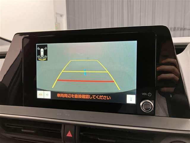 こちらのバックカメラは画面にラインが表示されておりますので、バック時のクルマの進行方向の目安になります。より高いレベルで車庫入れをサポートする、便利な機能ですね。