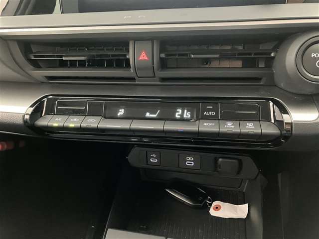 オートエアコンは温度を設定するだけで、自動で風量などを設定してくれます。運転しながら操作も必要ないので、安全性も向上します。