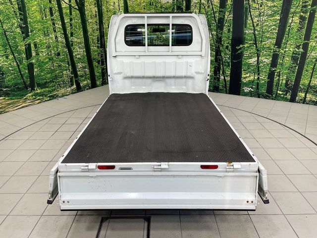 積み下ろしのしやすいデッキにはたっぷりと荷物を積み込んでいただけます。遊びから仕事まで、様々なシーンで頼れます♪