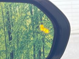 【ブラインドスポットモニター】走行中、ドアミラーの死角になりやすい箇所に後続車が接近するとサイドミラーのレンズに警告を表示！ドライバーに注意喚起をしてくれます。