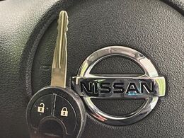 【キーレス】少し離れた場所からでもボタン一つでドアの開錠・施錠ができるのでとっても便利！ドアの鍵穴周りに傷をつけることもありません♪