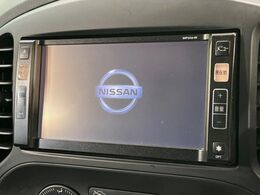 【純正ナビ】人気の純正ナビを装備しております。ナビの使いやすさはもちろん、オーディオ機能も充実！キャンプや旅行はもちろん、通勤や買い物など普段のドライブも楽しくなるはず♪