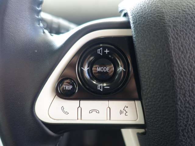 ステアリングリモコン！ハンズフリー通話機能搭載！運転中でもスマホに触れることなく音声通話やオーディオ操作が可能です！