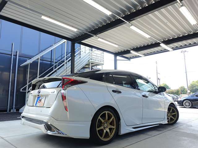 純正9インチナビ！Bluetooth！ブルートゥース！フルセグ！地デジ！CD/DVD！AM/FM！ラジオ！SD再生！バックカメラ！ステアリングリモコン！ビルトインETC！トノカバー！パンク修理キット！