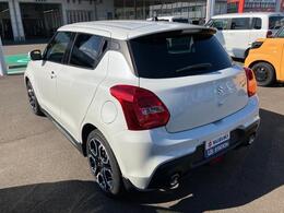 バックドアは開口部が広いので荷物の積み下ろしに便利です☆