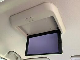 【フリップダウンモニター】大画面モニターで後席でもエンタメをお楽しみいただけます。小さなお子様にも大人気の装備です♪