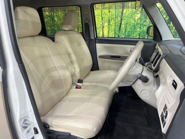運転席シート廻りは使用感も少なく、良好な状態となっています。前オーナー様が丁寧に使っていたことがよくわかりますね。