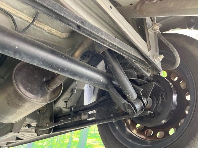 お車を安心してお乗りいただく為には、足回りの定期点検が欠かせません。サービスサポート（有償保証）では無料点検もご提供しており、安心のカーライフをお過ごしいただけるサポート体制が整っています。