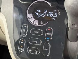 【オートエアコン】一度お好みの温度に設定すれば、車内の温度を検知し風量や温度を自動で調整。暑い…寒い…と何度もスイッチ操作をする必要はありません。快適な車内空間には必須の機能ですね♪