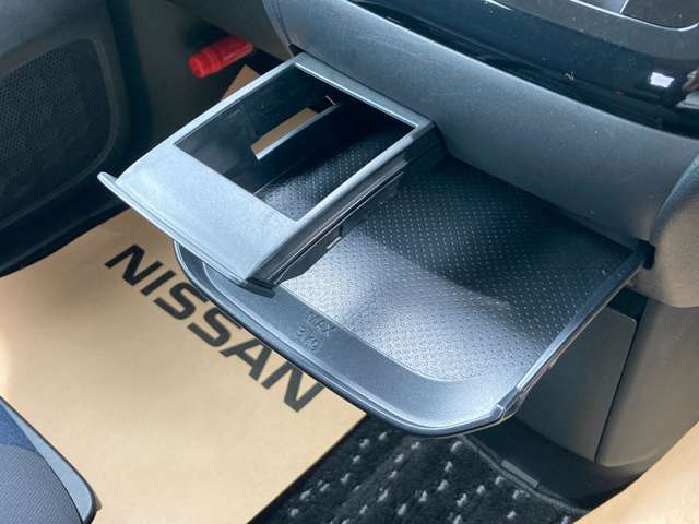 ドリンクホルダーと小物を置けるスペースもあります！