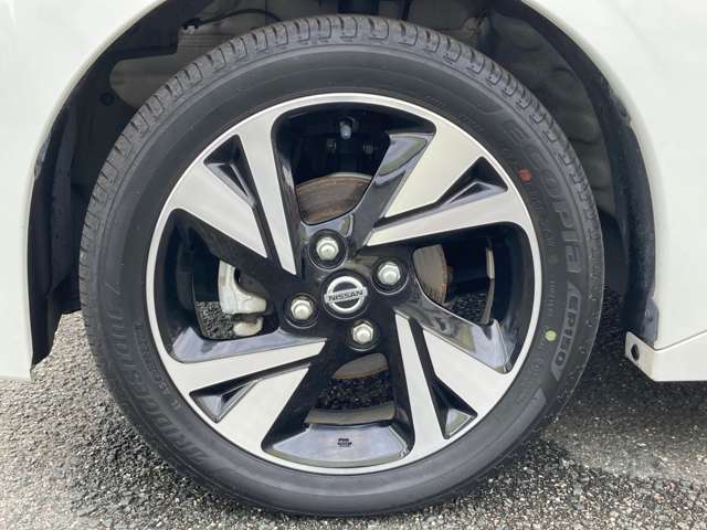 お車に合ったデザインのホイールになっています！スタイリッシュでカッコいいです！
