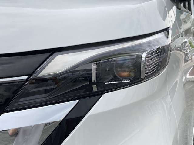 【LEDヘッドライト】悪天候や夜間走行時も良好な視界を確保し安心して運転できる高輝度LEDヘッドライトを装備！