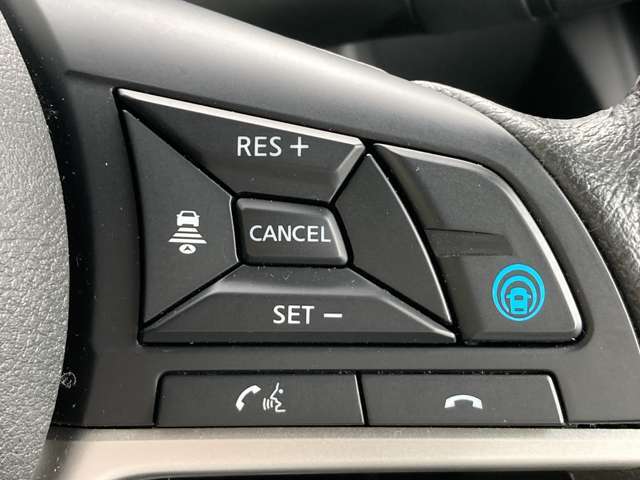 ステアリングのプロパイロットボタンで高速道路で運転のアシストをしてくれます。