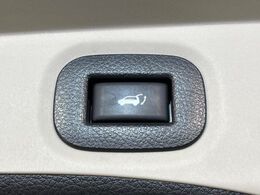 【パワーバックドア】スマートキーや運転席のボタンを押すだけでリアゲートが自動で開閉します！荷物を持っている時や、高い位置にあるバックドアを閉める際に便利な機能です♪