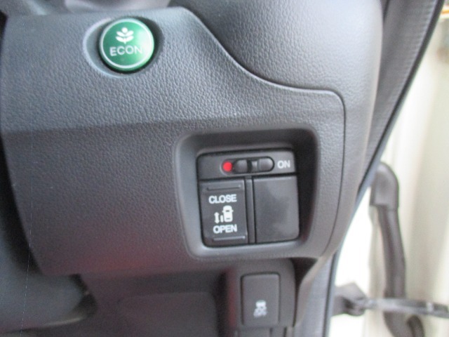 燃費を抑えるECON、横滑りを防ぐVSA等のスイッチ類は運転席の右側、手の届きやすい位置にあります