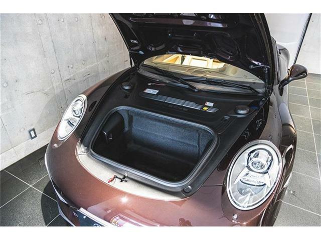 フランクフルトモーターショーで世界初公開された七代目911（991型）も、フロントにトランクを備えた2+2シーターの実用的なパッケージングとなっています。
