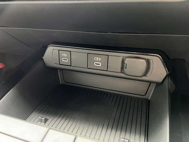 センターコンソール前部には充電用USB端子（typeC）が2つ備え付けられております。スマートフォン等、電子機器の充電に必須のアイテムです。