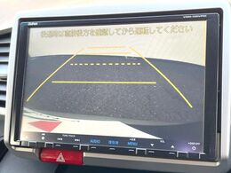 【バックカメラ】駐車時に後方がリアルタイム映像で確認できます。大型商業施設や立体駐車場での駐車時や、夜間のバック時に大活躍！運転スキルに関わらず、今や必須となった装備のひとつです！