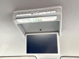 【フリップダウンモニター】大画面モニターで後席でもエンタメをお楽しみいただけます。小さなお子様にも大人気の装備です♪