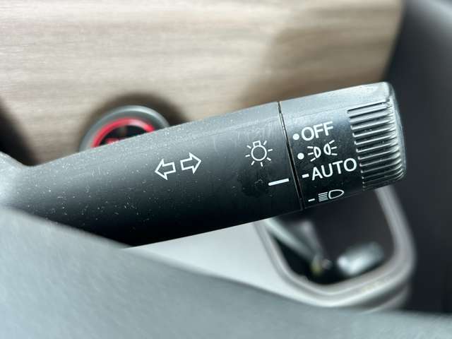 【オートライト（AUTO）】外の明るさをシステムが感知して、自動でヘッドライトが点灯します！ヘッドライトをつけ忘れを防ぐ便利機能です。