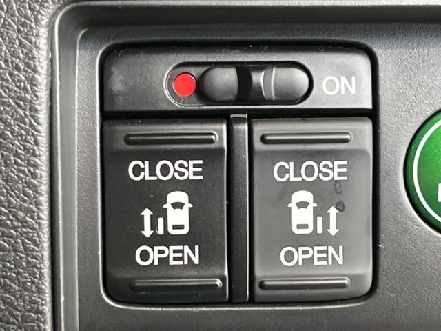 【両側パワースライドドア】スマートキーや運転席のスイッチで後席両側スライドドアの開閉が可能♪電動だから力を入れてドアを開ける必要が無く、小さなお子様でも簡単に開け閉めでき快適です♪
