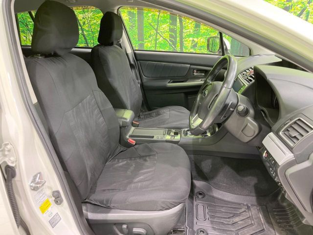 運転席まわりには十分なスペースがあり、大柄な方でもゆったり運転していただける環境です。