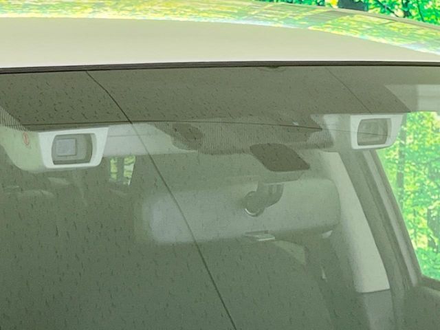【アイサイトVer3】前方の車両等を検知し、衝突しそうな時は警報で注意を促し、ブレーキを踏む力をサポート。ブレーキを踏めなかった場合は衝突被害軽減ブレーキが作動、衝突回避をサポートします。