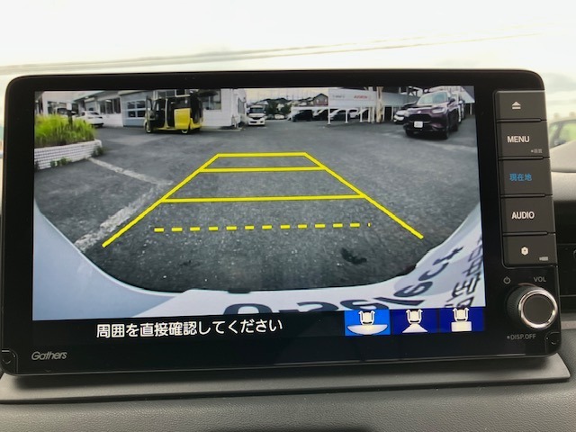 後退時に車両の後ろ側をモニター画面に表示します。車庫入れが苦手な人もこれで安心♪