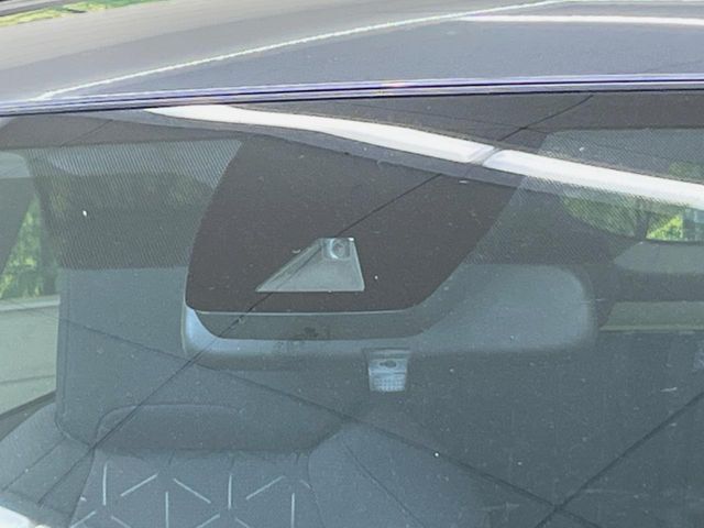 【トヨタセーフティセンス】走行中に前方の車両等を認識し、衝突しそうな時は警報とブレーキで衝突回避と被害軽減をアシスト。より安全にドライブをお楽しみいただけます。
