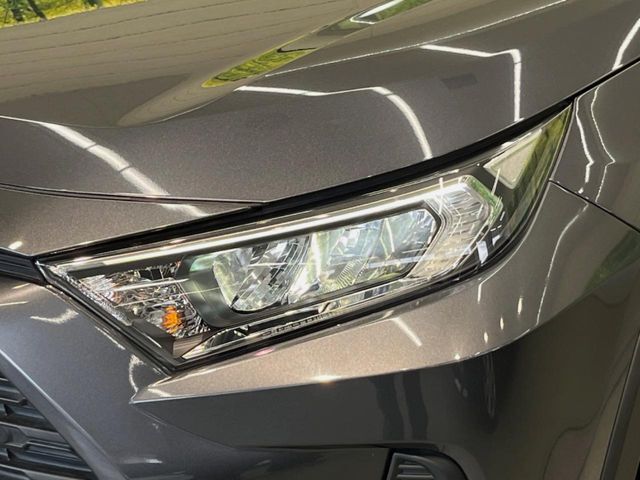 【LEDヘッドライト】悪天候や夜間走行時も良好な視界を確保し安心して運転できる高輝度LEDヘッドライトを装備！点灯速度が早く、消費電力も抑えられています。