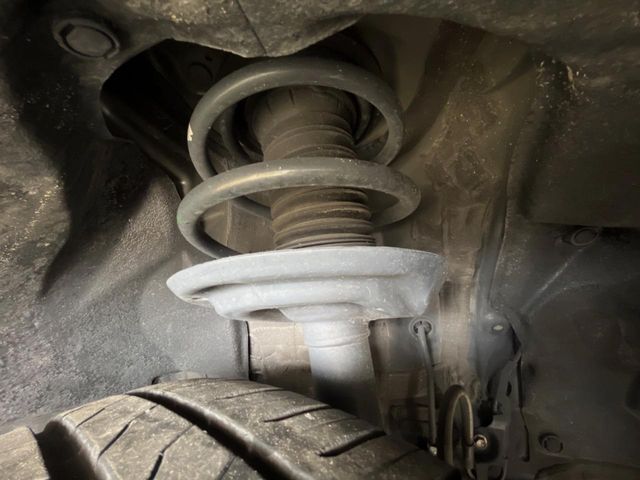 お車を安心してお乗りいただく為には、足回りの定期点検が欠かせません。サービスサポート（有償保証）では無料点検もご提供しており、安心のカーライフをお過ごしいただけるサポート体制が整っています。