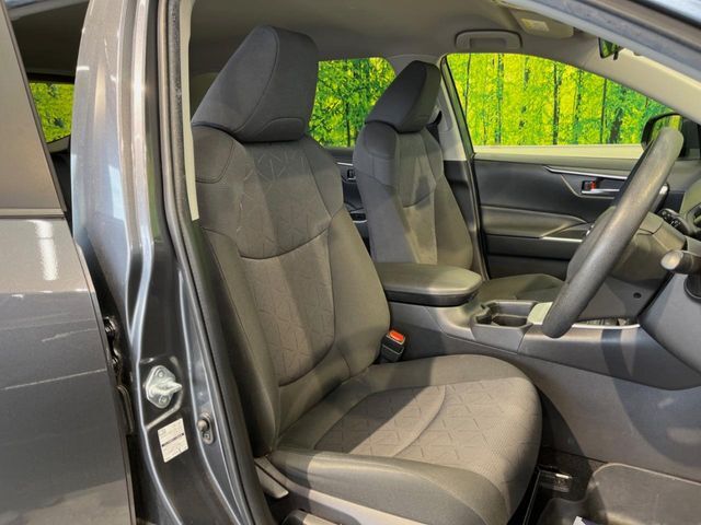 運転席まわりには十分なスペースがあり、大柄な方でもゆったり運転していただける環境です。