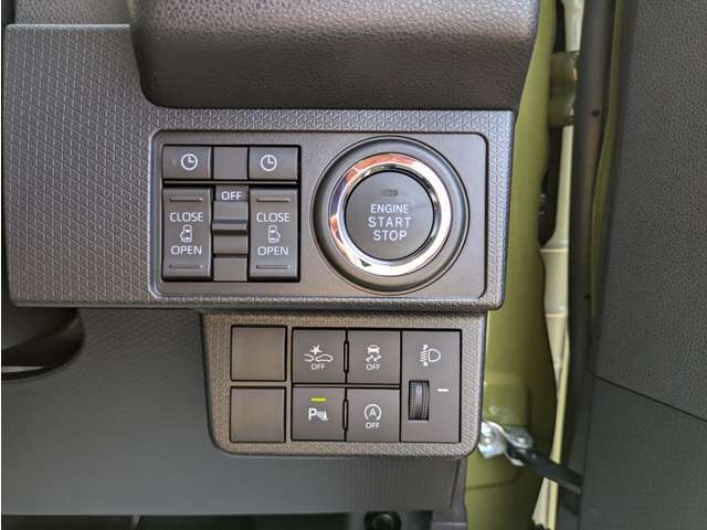 プッシュスタート標準装備です。カギを挿さずにエンジンの始動からドアの開け閉めまで出来てしまうスマートキーの仕様になっている為、カギを探す手間がありません。