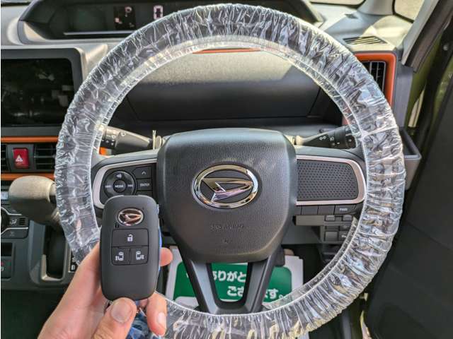 スマートキー標準装備です。車に近づいてリクエストスイッチを押せばドアの開閉ができます。更にエンジンの始動もカギを挿さずに出来ます。防犯面でも安心に繋がります。