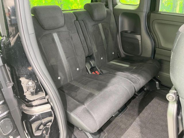 後部座席も気になるようなキズ・汚れやへたり等、大きなダメージはなく、良好な状態です。