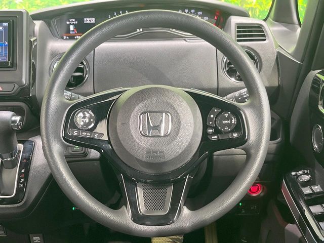 インテリアに合わせたデザインのステアリングは、運転される方のことも考え、運転しやすい形状、大きさです。是非一度、実際に触ってお確かめください。