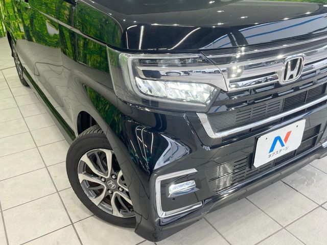 【LEDヘッドライト】悪天候や夜間走行時も良好な視界を確保し安心して運転できる高輝度LEDヘッドライトを装備！点灯速度が早く、消費電力も抑えられています。