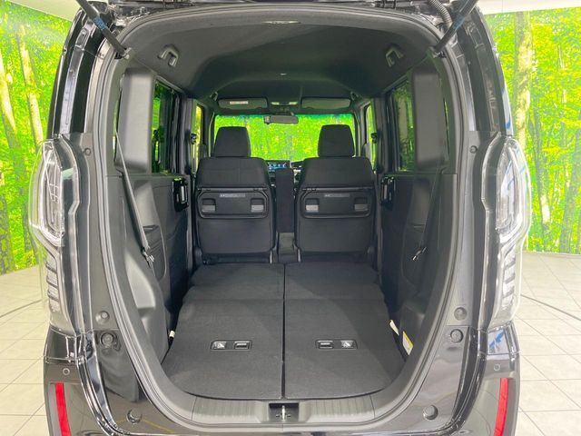 後席を格納すると、これだけの広さが！シーンに合わせたシートアレンジで、大きな荷物も積むことが出来ます♪