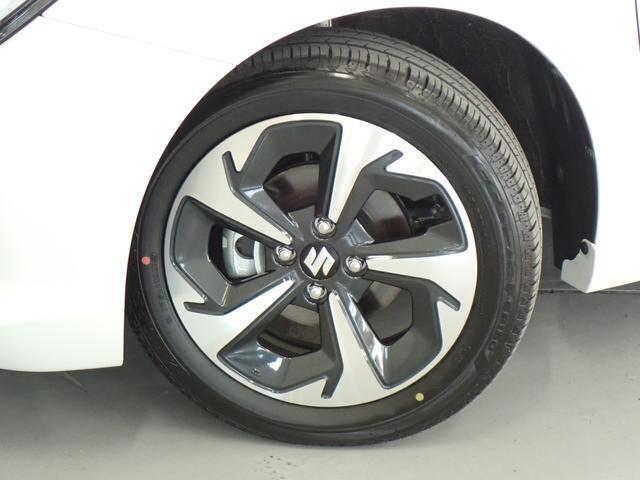 かっこいいデザインの純正アルミホイールが　足元を引き締めます。　タイヤサイズは、185/55R16です。