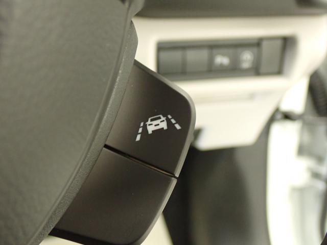 「車線逸脱抑制機能」を搭載しています。車線をはみ出しそうになると、ドライバーにステアリング操作を促し、車両を車線の内側に戻すよう支援します。