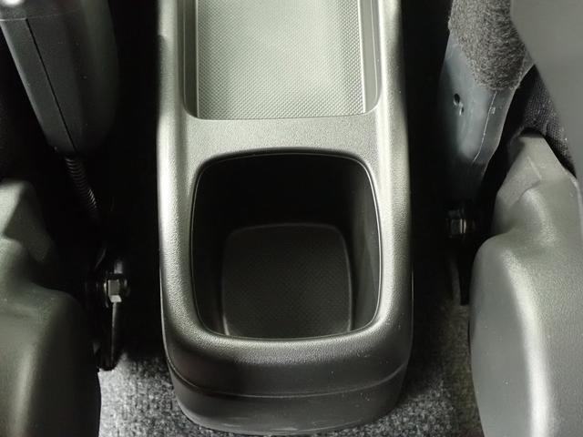 後席の方が使いやすい　固定式ドリンクホルダーがあります。