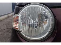 ヘッドライトも変色もなく綺麗なレンズです。　明るく前方を照らします