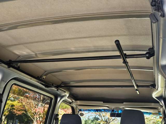 天井にレールがございます。長物を載せるときに便利な装備です。