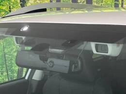 【アイサイトVer3】前方の車両等を検知し、衝突しそうな時は警報で注意を促し、ブレーキを踏む力をサポート。ブレーキを踏めなかった場合は衝突被害軽減ブレーキが作動、衝突回避をサポートします。
