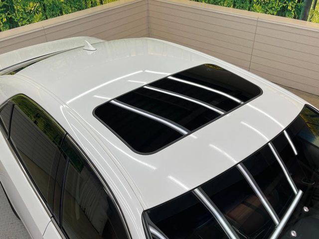 【サンルーフ】開放感たっぷりの希少装備、サンルーフが装着されています！車内に明かりを取り入れたり景色を楽しむ以外にも、車内の空気も簡単に換気できて快適です！