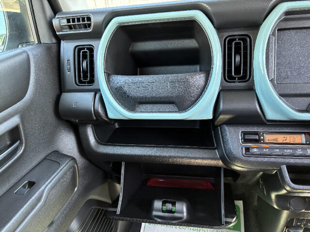 インパネトレー、ドリンクホルダー、運転席アンダートレー、助手席シートアンダーボックス（引き出し式）など、使い勝手の良い収納スペースが多数配置されており、車内をすっきりと保てます。