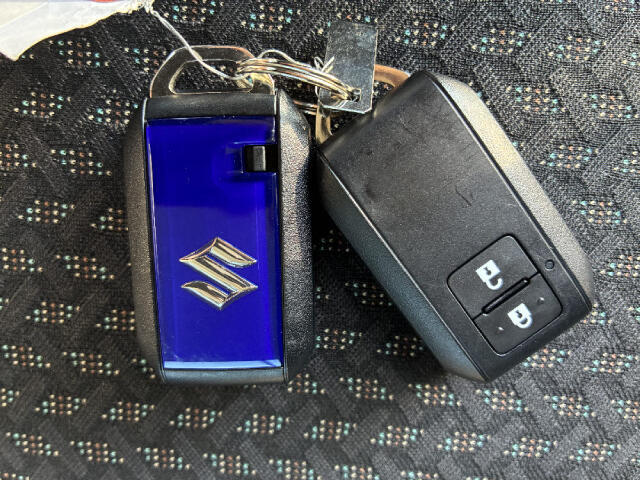 キーフリータイプの鍵です。鍵が近くにあればドアノブのボタンで鍵の開け閉めが可能！エンジンスタートもボタン一つで楽々スタート！