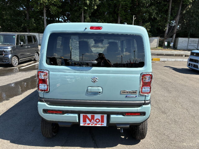 荷室の開口部が広いため、荷物の積み下ろしがしやすく、日常の買い物などで便利です。