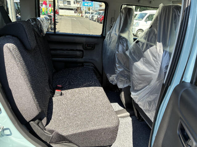 見た目以上に室内は広く、大人4人がゆったりと座れるスペースが確保されています。