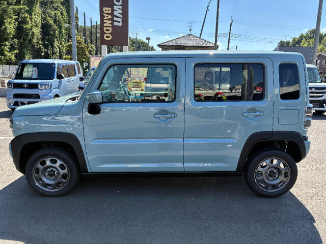 インパネカラーガーニッシュにカーキベージュやオフブルーが採用され、内装もポップで楽しい雰囲気です